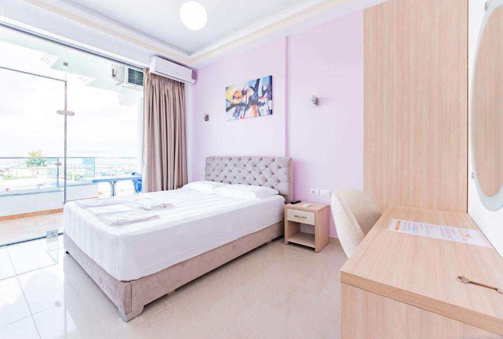 Bright double room opening onto a balcony